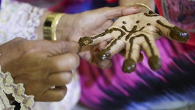 FOTO: Warisan Kecantikan Henna yang Menakjubkan di UEA