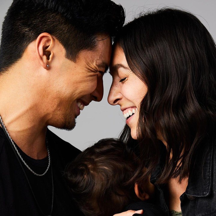 <p>Yoshi dan Sarah terhitung kerap membagikan potret kebersamaan di media sosial Instagram, Bunda. Rumah tangga mereka tampak harmonis, lho. (Foto: Instagram @yoshi_sudarso dan @sarahsudarso)<br /><br /><br /></p>