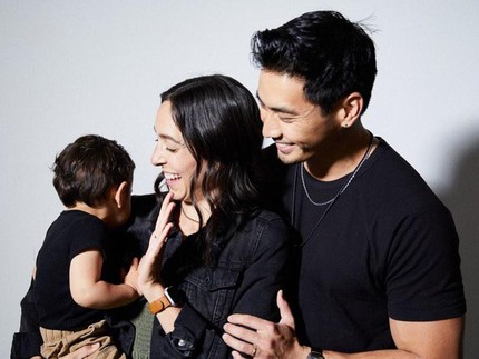 7 Potret Mesra Yoshi Sudarso dan Istri Bule, Awet Nikah 7 Tahun