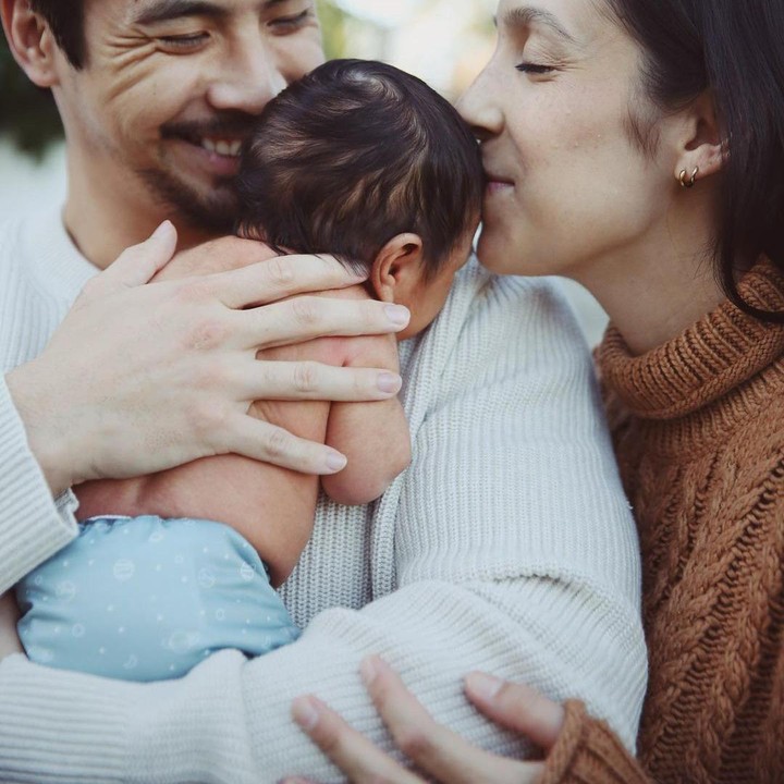 <p>Buah hati Yoshi dan Sarah lahir pada 24 November 2020, Bunda. Anak pertama pasangan ini diberi nama Sylas Eka Sudarso. (Foto: Instagram @yoshi_sudarso dan @sarahsudarso)<br /><br /><br /></p>