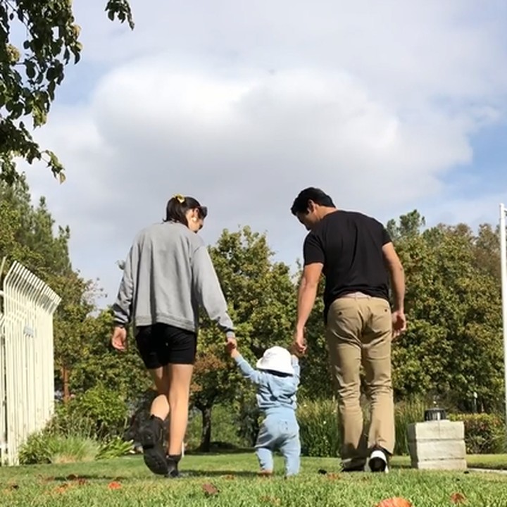 <p>Potret-potret mereka sangat manis ya, Bunda? Kita doakan semoga rumah tangga Yoshi dan Sarah langgeng dan bahagia selalu, ya. (Foto: Instagram @yoshi_sudarso dan @sarahsudarso)</p>