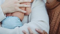 <p>Buah hati Yoshi dan Sarah lahir pada 24 November 2020, Bunda. Anak pertama pasangan ini diberi nama Sylas Eka Sudarso. (Foto: Instagram @yoshi_sudarso dan @sarahsudarso)<br /><br /><br /></p>