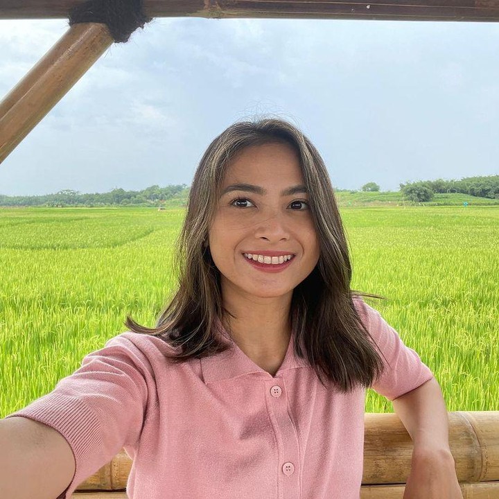 <p>Acha Septriasa sebelumnya lebih sering memotong rambutnya sampai bahunya saja, Bunda. Ternyata, aktris cantik yang satu ini mengaku tak berani potong rambut pendek kurang dari sebahu. Akan tetapi, kini Acha memutuskan untuk memotong pendek rambutnya di usia 34 tahun, lho.(Foto: Instagram@septriasaacha)</p>