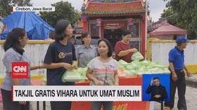 VIDEO: Aksi Toleransi Ramadan, Warga Non-Muslim Bagi Takjil Gratis
