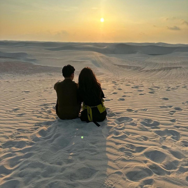 <p>Di pulau tersebut, Belva dan Sabrina tampak menikmati pemandangan di gurun pasir yang romantis. Mereka sempat mengabadikan momen ketika sedang melihat matahari tenggelam. (Foto: Instagram @belvadevara @sabrinaanggraini)</p>