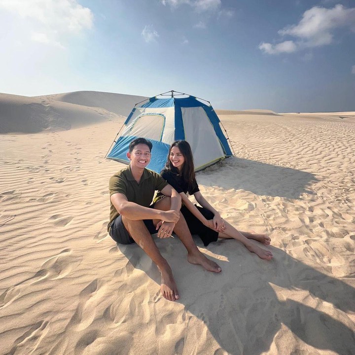 <p>Belva dan sang istri memilih destinasi wisata yang tidak bisa, nih. Mereka pergi ke Pulau Socotra di Yemen yang penuh dengan padang pasir. "Anniv trip kali ini dimulai dengan camping nginep di tengah gurun pasir. Kita ke Pulau Socotra di Yemen yang emang ke mana-mana harus camping. Ini minggu lalu sebelum bulan puasa yak. Ide banget jejak petualang," cerita Belva. (Foto: Instagram @belvadevara @sabrinaanggraini)</p>