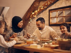 7 Adab ketika Makan yang Perlu Dipahami Muslim