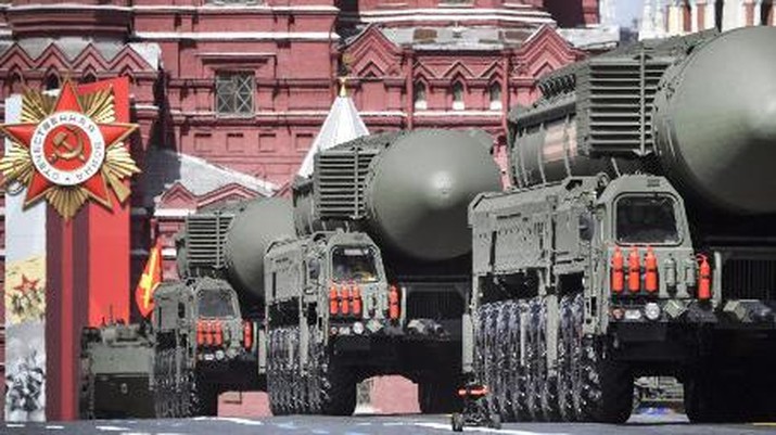 (FILES) In this file photo taken on May 09, 2022 Russian Yars intercontinental ballistic missile launchers parade through Red Square during the Victory Day military parade in central Moscow on May 9, 2022. - The world's number of operational atomic warheads increased in 2022, driven largely by Russia and China, a new report out on March 29, 2023 said as nuclear tensions have risen since the war in Ukraine. (Photo by Alexander NEMENOV / AFP)