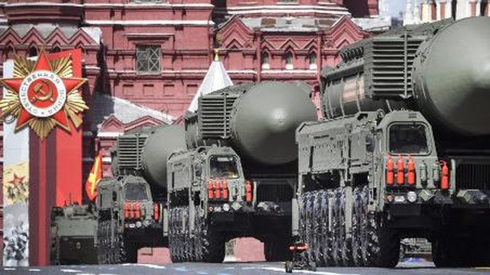 FILES-RUSSIA-CHINA-DIPLOMACY-WEAPONRY-DEFENCE (FILES) In this file photo taken on May 09, 2022 Russian Yars intercontinental ballistic missile launchers parade through Red Square during the Victory Day military parade in central Moscow on May 9, 2022. - The world's number of operational atomic warheads increased in 2022, driven largely by Russia and China, a new report out on March 29, 2023 said as nuclear tensions have risen since the war in Ukraine. (Photo by Alexander NEMENOV / AFP)