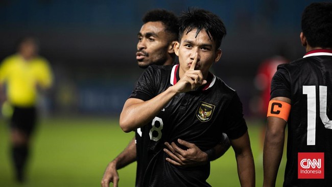 Winger Timnas Indonesia Witan Sulaeman merayakan gol ke gawang Burundi dengan gestur tutup mulut di Stadion Patriot Candrabhaga, Selasa (28/3).