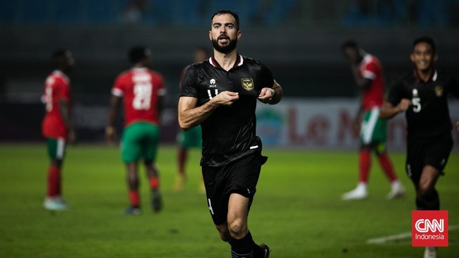 Bek naturalisasi Timnas Indonesia Jordi Amat yang menjabat kapten JDT mengangkat piala saat prosesi perayaan juara Piala FA Malaysia 2023, Sabtu (22/7) malam.