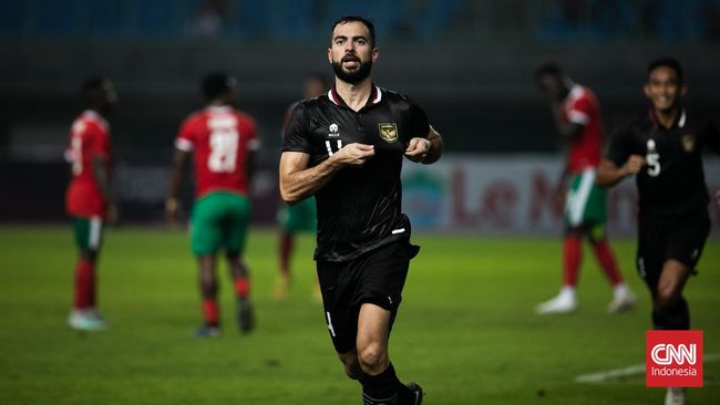 Jordi Amat Angkat Trofi Saat JDT Juara Piala FA Malaysia 2023