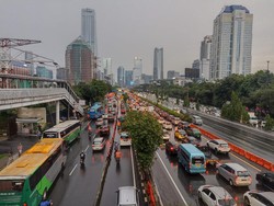 Hujan dan Macet di Gatot Subroto, Mobil dan Motor Terobos Busway