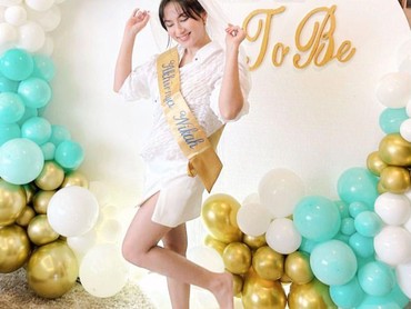 img-title Segera Nikah, 7 Potret Jessica Mila Dapat Kejutan Bridal Shower dari Sahabat