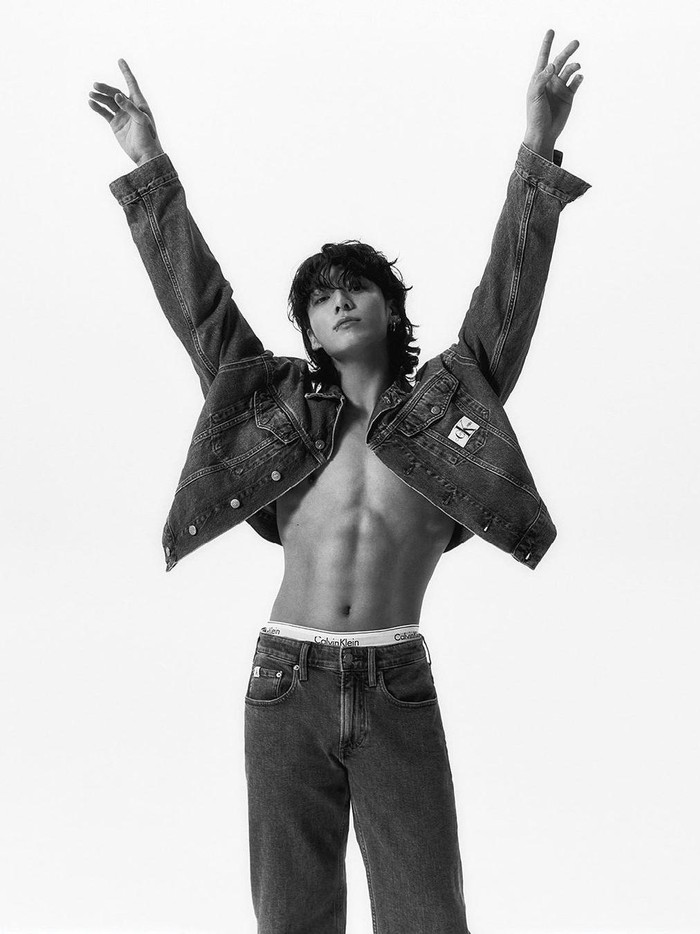 Bagaimana penampilan Jungkook BTS di pemotretan untuk Calvin Klein ini, Beauties?/ Foto: instagram.com/calvinklein