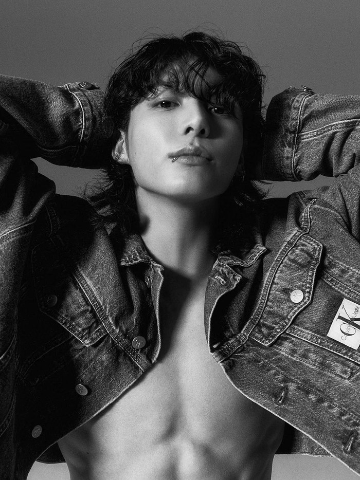 Melalui laman Instagram resmi Calvin Klein, beberapa potret Jungkook BTS yang memesona dalam nuansa hitam putih pun dirilis./ Foto: instagram.com/calvinklein