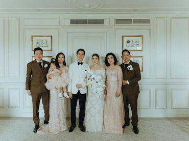 img-title Jadi Besan Konglomerat, 7 Potret Keluarga Kevin Sanjaya Pedagang Sukses