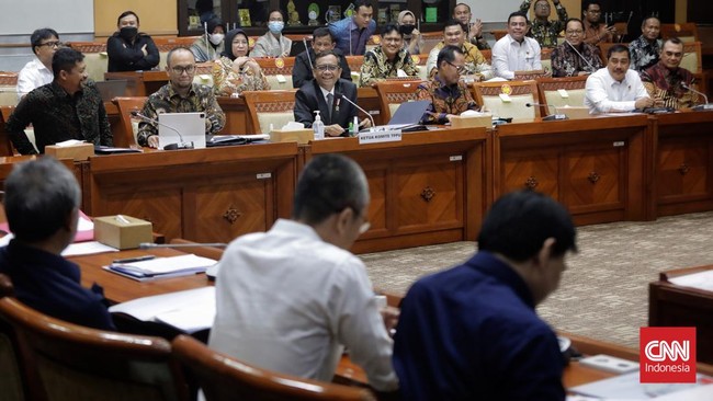 Rapat Komisi III DPR dengan Ketua Komite Pencegahan Tindak Pidana Pencucian Uang (TPPU) sekaligus Menko Polhukam Mahfud MD dihujani interupsi.