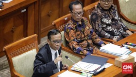 Trimedya: Pak Mahfud Menari di Atas Panggung Supaya Ada yang Melamar?