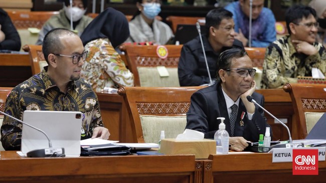 Anggota Komisi III DPR Benny Harman sempat menyindir Mahfud yang digadang-gadang jadi cawapres Jokowi di 2019.