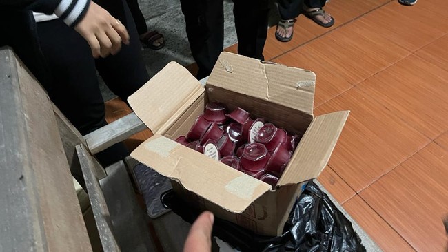 Sebuah benda yang diduga bom ditemukan di depan Gereja Sidang Jemaah Allah, Metro, Bandar Lampung, Selasa (28/3).