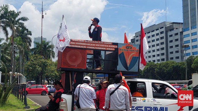 Partai Buruh menggelar unjuk rasa di depan gedung DPR, Senayan, Jakarta, Rabu (29/3), untuk mendukung Menko Polhukam Mahfud MD membongkar TPPU di Kemenkeu.
