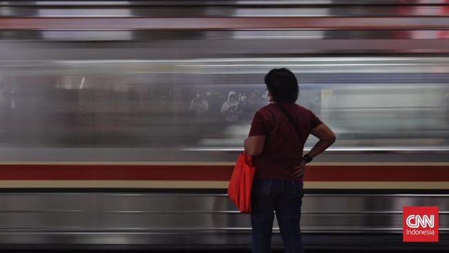 Turis asal Amerika Serikat (AS), Evan Ramani, mengaku kagum dengan transportasi publik Jakarta, khususnya KRL.