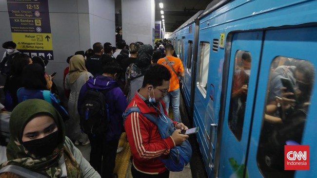 Pengamat meminta pemerintah segera mengambil keputusan cepat dalam mencari pengganti KRL yang akan dipensiunkan supaya penumpang tak terancam dirugikan.