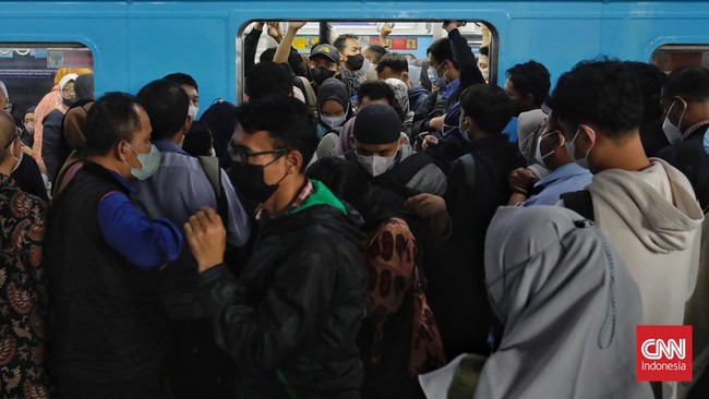 Saling sorong antar penumpang terjadi imbas perjalanan KRL nan terlambat akibat rel patah di Stasiun Palmerah dan Stasiun Kebayoran pada Rabu pagi (5/6).