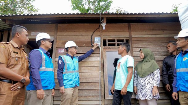 Melalui program kepedulian Light Up the Dream dari pegawai, PLN membantu pemasangan sambungan listrik gratis kepada 3.024 warga di berbagai daerah.