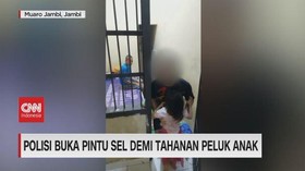 VIDEO: Polisi Buka Pintu Sel Demi Tahanan Peluk Anak