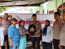 Polsek Setiabudi Salurkan Bansos Kapolri ke Korban Kebakaran