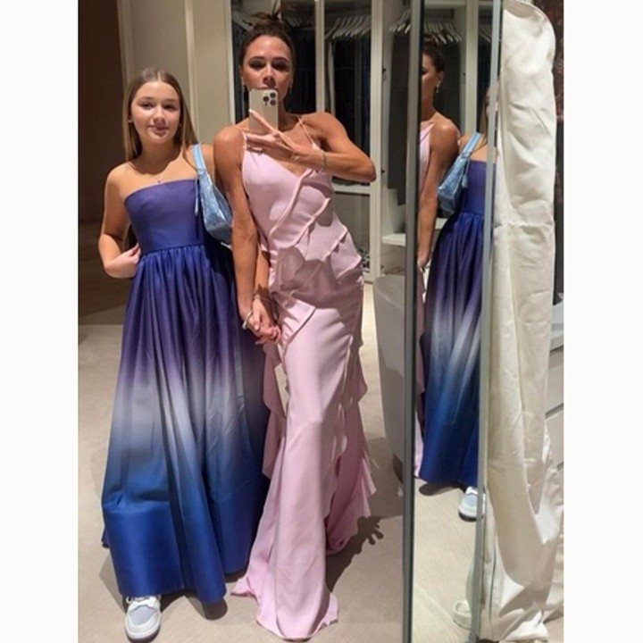 <p>Gaya Harper yang sangat fashionable sempat mencuri perhatian netizen, Bunda. Meski begitu, Harper terlihat mempertahankan pesonanya sebagai anak remaja yang manis. (Foto: Instagram: @victoriabeckam)</p>