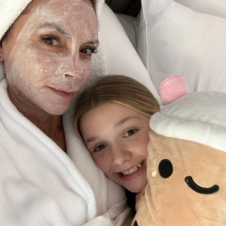 <p>Harper Seven sangat dekat dengan Victoria nih, Bunda. Di beberapa kesempatan, keduanya bahkan terlihat menghabiskan waktu bersama, termasuk memanjakan diri di atas ranjang. (Foto: Instagram: @victoriabeckam)</p>