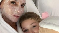 <p>Harper Seven sangat dekat dengan Victoria nih, Bunda. Di beberapa kesempatan, keduanya bahkan terlihat menghabiskan waktu bersama, termasuk memanjakan diri di atas ranjang. (Foto: Instagram: @victoriabeckam)</p>