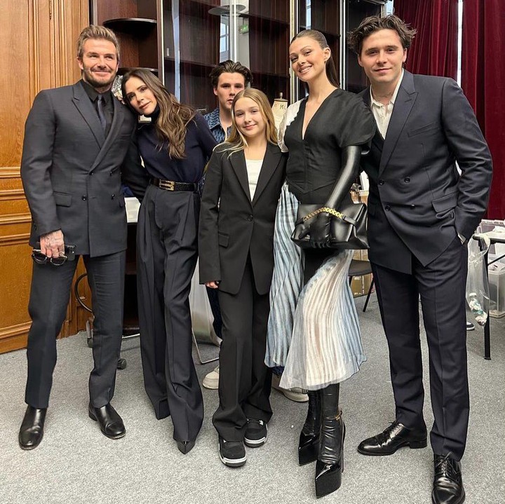 <p>Sebagai bungsu dan anak perempuan satu-satunya, Harper sangat dekat dengan ketiga kakak laki-lakinya, Bunda. Menggemaskan banget, ya! (Foto: Instagram: @victoriabeckam)</p>