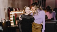 <p>"Aku cinta Harper Seven yang terlihat seperti gadis kecil yang manis di usianya. Kerja bagus, Mam," kata seorang netizen diiringi emoticon hati. "Harper adalah gadis yang paling cantik di dunia!! Kharismanya membuatku terkesan berulang kali," kata netizen lainnya. (Foto: Instagram: @victoriabeckam)</p>