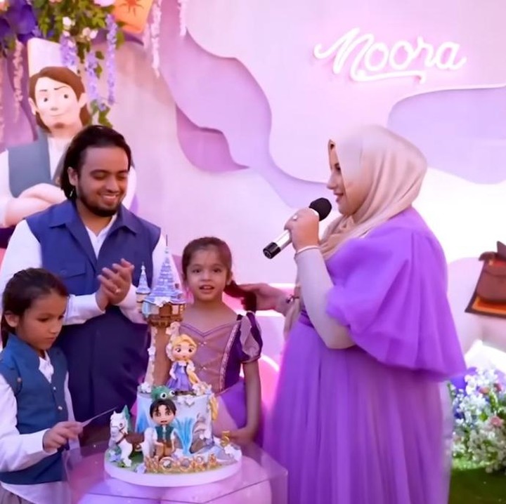 <p>"MasyaAllah adik Noora cantiknya. Selamat ulang tahun sayang, barakallah fii umrik semoga sehat selalu, panjang umur, banyak rezeki dan mjd anak yg sholehah kebanggaan abah dan mima," kata seorang netizen. "MasyaAllah sehat-sehat Noora. Semoga jadi anak sholehah ya, berbakti sama kedua orang tua," ungkap yang lainnya. (Foto: YouTube Tasyi Athasyia)</p>