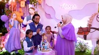 <p>"MasyaAllah adik Noora cantiknya. Selamat ulang tahun sayang, barakallah fii umrik semoga sehat selalu, panjang umur, banyak rezeki dan mjd anak yg sholehah kebanggaan abah dan mima," kata seorang netizen. "MasyaAllah sehat-sehat Noora. Semoga jadi anak sholehah ya, berbakti sama kedua orang tua," ungkap yang lainnya. (Foto: YouTube Tasyi Athasyia)</p>