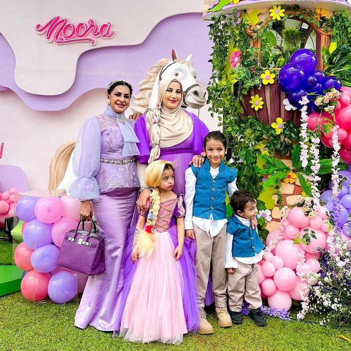 <p>Dalam pesta terlihat pula Ambekum (nenek) Noora, Alawiyah Alatas. Ia terlihat menawan dengan atasan bertangan balon dan tas jinjing warna senada. (Foto: Instagram: @tasyiiathasyia)</p>