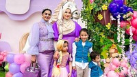 <p>Dalam pesta terlihat pula Ambekum (nenek) Noora, Alawiyah Alatas. Ia terlihat menawan dengan atasan bertangan balon dan tas jinjing warna senada. (Foto: Instagram: @tasyiiathasyia)</p>