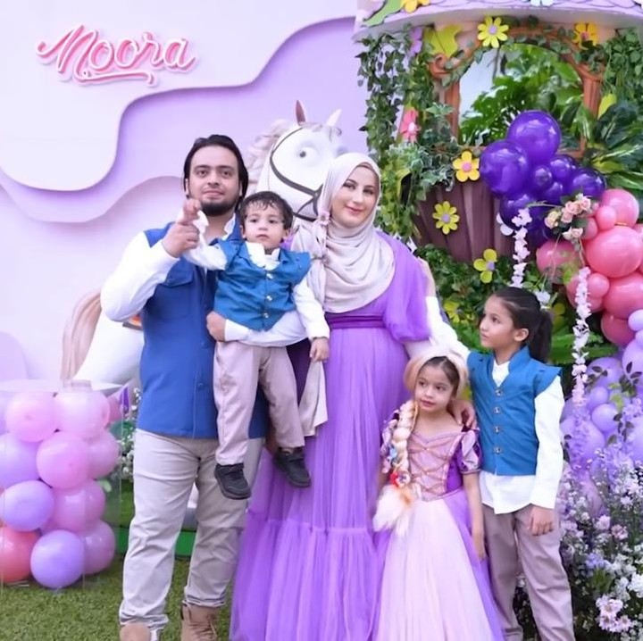 <p>Sementara itu, Tasyi terlihat anggun dengan gaun warna ungu dan kerudung yang dibuat bak rambut rapunzel. Sang suami Syech Zaki dan anak laki-lakinya, Malik serta Ali, tampak gagah mengenakan pakaian ala Flynn Rider.  (Foto: YouTube Tasyi Athasyia)</p>