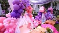 <p>Dekorasi pesta dibuat semirip mungkin dengan aslinya, nih. Terdapat pula balon-balon yang didominasi dengan warna pink dan ungu. (Foto: YouTube Tasyi Athasyia)</p>
