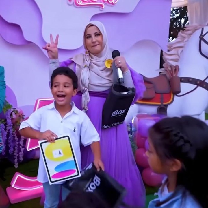 <p>Tasyi juga mengadakan permaian mencari harta karun untuk mengumpulkan koin emas yang tersembunyi. Tak tanggung-tanggung, hadiah yang diberikan adalah iPad Air. (Foto: YouTube Tasyi Athasyia)</p>