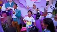 <p>Tasyi juga mengadakan permaian mencari harta karun untuk mengumpulkan koin emas yang tersembunyi. Tak tanggung-tanggung, hadiah yang diberikan adalah iPad Air. (Foto: YouTube Tasyi Athasyia)</p>