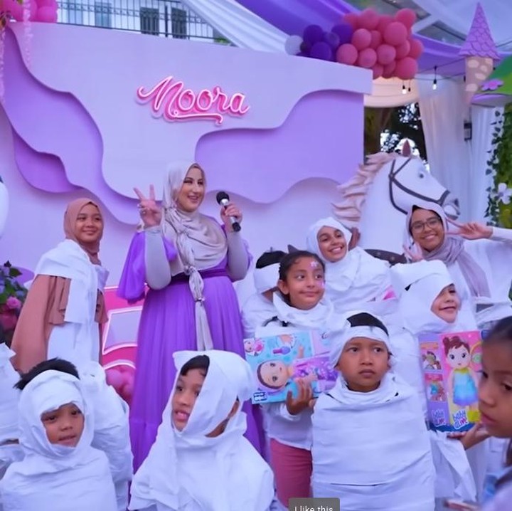 <p>Ada banyak aktivitas dan lomba menyenangkan yang disediakan Tasyi untuk teman-teman Noora yang menghadiri pesta. Misalnya saja lomba Mummy satu ini. (Foto: YouTube Tasyi Athasyia)</p>