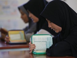 15 Adab Membaca Al-Quran, Jangan Lupa Praktikkan Ya!