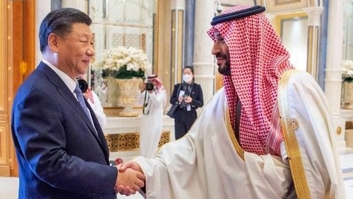 This handout picture released by the Saudi Press Agency SPA shows Saudi Crown Prince Mohammed bin Salman (R) shaking hands with Chinese President Xi Jinping during a GCC-China Summit in the Saudi capital Riyadh, on December 9, 2022. (Photo by SPA / AFP) / === RESTRICTED TO EDITORIAL USE - MANDATORY CREDIT 
