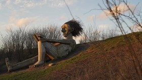 FOTO: Berburu Boneka Troll ala Seniman Denmark