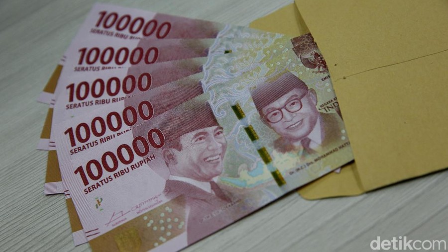 THR singkatan dari Tunjangan Hari Raya&period; THR diberikan oleh pemberi kerja kepada pekerja&sol;buruh jelang hari raya keagamaan&period;